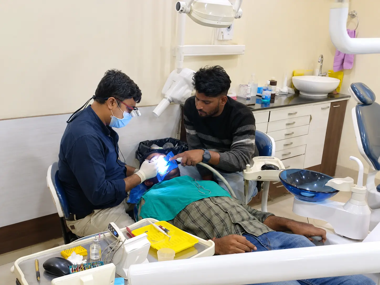 Pediatric dentist in Kishangarh treating a child